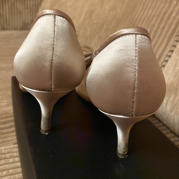 Nina size 9 champagne satin pumps bow heels wedding bridal shoes kitten heel - Picture 7 of 10